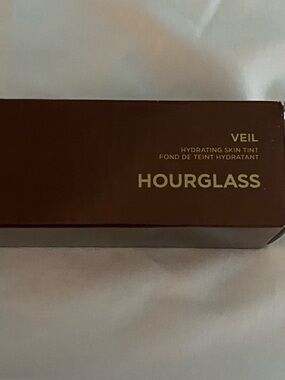 Hourglass Hydrating Skin Tint 
Veil 3 - Very Light with Warm Undertones